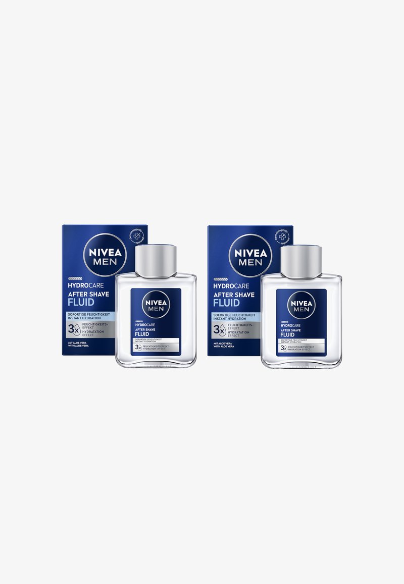 NIVEA Men Hydrocare After Shave Fluid in klaren Glasflaschen, quadratische Form mit blauen Verschlüssen, präsentiert in einer blauen Schachtel mit weißem Text.