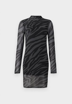 Zwart en grijs jurk met zebra-strepen, lange mouwen, hoge hals, doorschijnend materiaal, fitted ontwerp, boven de knie lengte, minimale hardware detail.