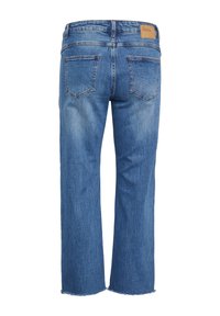 Jeans de mezclilla azul con un corte de pierna ancha, con dobladillo deshilachado, bolsillos traseros y una parche de cuero marrón en la cintura.