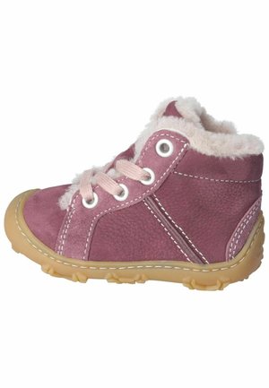 Bottine en daim rose avec doublure en fourrure, bout rond, fermeture à lacets sur le devant et semelle en caoutchouc. Elle présente des coutures blanches et deux œillets en métal.