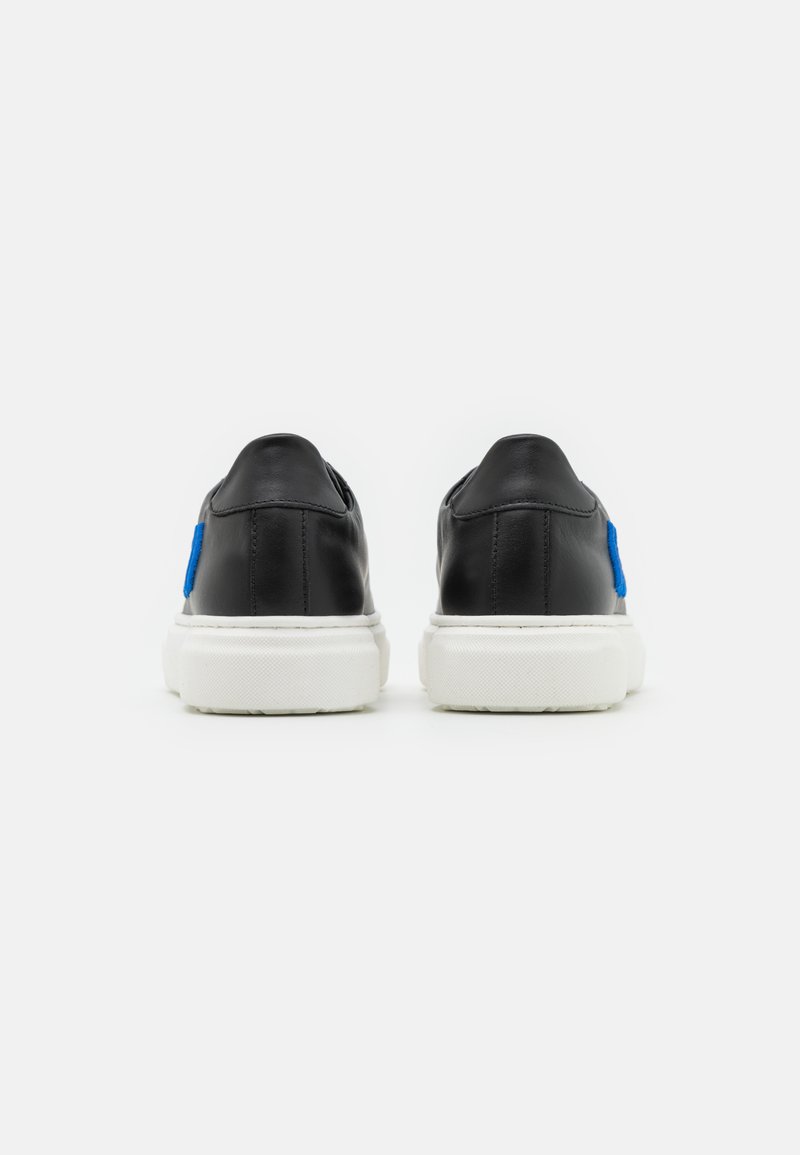 Schwarze Leder-Sneaker mit einer weißen Gummisohle, abgerundetem Absatz und blauen Akzentdetails an der Außenseite. Glatte Textur.