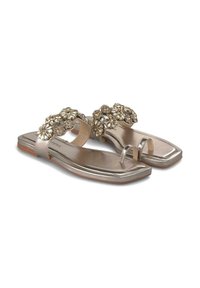 Sandalias metálicas plateadas con adornos de flores, con punta abierta, suela plana y una textura lisa y suave. Acentuadas con rhinestones.