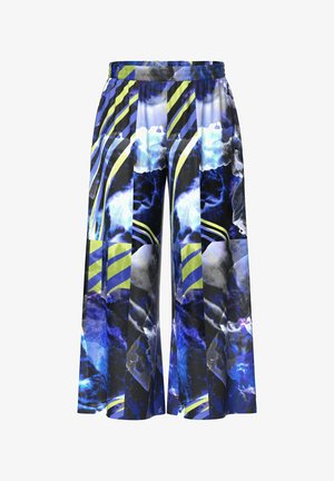 Hose mit weitem Bein in einem lebhaften Blau, Schwarz und weißem abstraktem Muster, mit grünen und schwarzen gestreiften Akzenten und einem elastischen Bund.