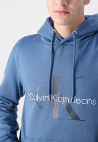 Calvin Klein Jeans SEASONAL MONOLOGO REGULAR HOODIE - Ikdienas džemperis - blue coast