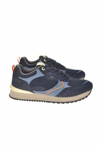 Sneakers in camoscio e mesh blu navy con accenti grigi, azzurri e arancioni. Presentano una suola beige e un'etichetta sul tallone.