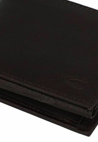 Braunes Lederportemonnaie mit strukturierter Oberfläche, Bi-Fold-Design, geprägtem Logo-Detail und kontrastierenden Nähten entlang der Kanten.