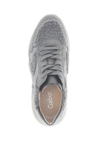 Grijze sneaker met een textured bovenwerk, zachte, pluizige accenten, ronde neus, vetersluiting en een zichtbare, gevoerde binnenzool.