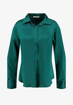 Camisa de satén en tono azul verdoso de manga larga con cierre de botones en la parte delantera, cuello clásico y dobladillo recto. Textura suave con un ligero brillo.