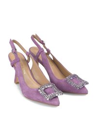 Le décolleté in suede viola presentano una punta affusolata e una fibbia decorativa in strass sulla tomaia. Il tacco è di dimensioni moderate.