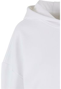 Weißer, weicher Stoff-Hoodie mit lockerem Schnitt, weiten Ärmeln und einer großen Kapuze. Glatte Textur mit minimaler Nähdetail.