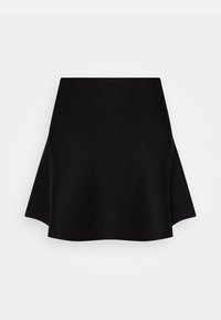 Falda negra tipo a línea hecha de una tela suave, con un diseño acampanado y bordes limpios, sin patrones ni embellimientos.