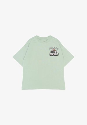 Tricou oversized de culoare verde deschis, fabricat din bumbac moale. Prezintă o grafică cu un camion de înghețată și textul "ICE BREAKER" într-un font jucăuș.