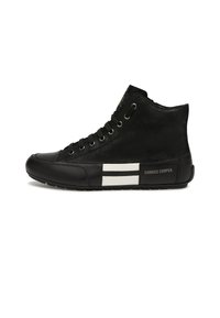 Sneaker alta nera con tomaia in pelle testurizzata, dotata di occhielli in metallo argentato, suola in gomma nera e strisce orizzontali bianche sui lati.