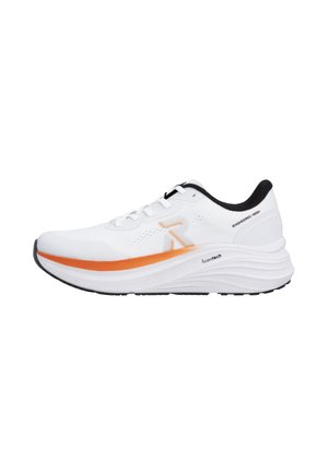 Chaussure de sport blanche avec une bande orange sur la semelle intermédiaire, une doublure intérieure noire et le texte "foamtech" sur une semelle épaisse, vue de côté.