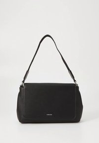 Borsa in ecopelle nera con design strutturato, patta anteriore piatta, tracolla regolabile e dettaglio logo discreto nella parte inferiore anteriore.