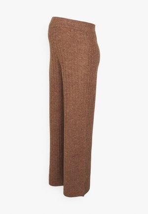 Pantalones de pierna ancha de color marrón con textura suave. La tela presenta rayas verticales y un diseño de cintura alta sin cierres visibles.