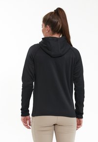 Zwarte hoodie met lange mouwen, een gladde textuur en platte naden, met een praktisch ontwerp dat geschikt is voor het combineren van lagen.