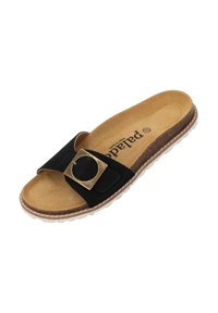 Schwarze Rutsch-Sandale mit einem strukturierten Riemen, der eine runde goldene Schnalle aufweist, einem naturfarbenen Fußbett und einer weißen Gummisohle mit Grip.