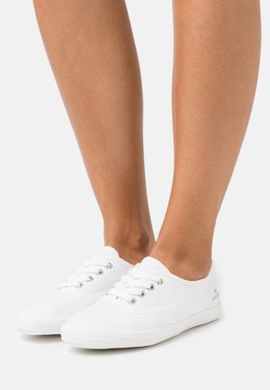 Trainers - white