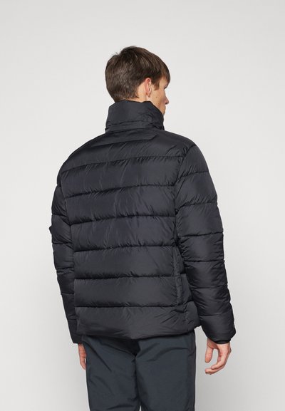 Schwarze Steppjacke mit hohem Kragen, gestepptem Design und glatter Textur. Bietet eine lockere Passform und lange Ärmel.