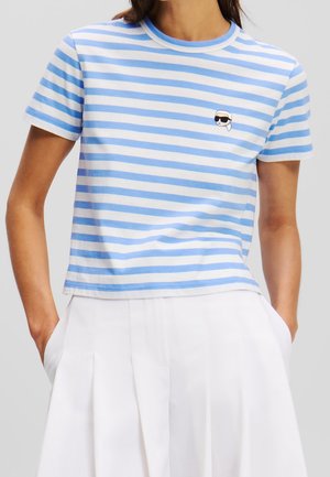 Gestreiftes Baumwoll-T-Shirt in Hellblau und Weiß mit rundem Ausschnitt und kurzen Ärmeln; mit einem kleinen, bestickten Gesichts-Icon auf der Brust.