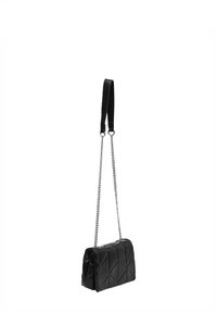 Borsa a tracolla nera imbottita in pelle, con tracolla in catena argentata e texture a costine, dalla forma rettangolare e design strutturato.