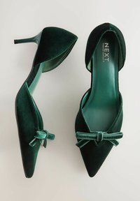 Unselected, new velvet green