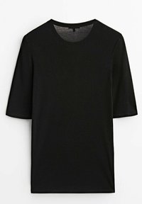 T-shirt noir à manches courtes en tissu côtelé avec un col rond, présentant un design sans couture et une apparence texturée.