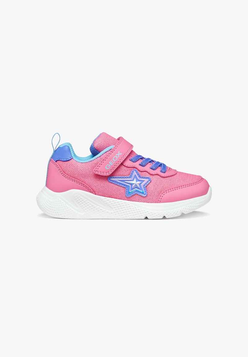 Scarpetta da bambino rosa e blu con suola bianca, toppa a stella sul lato, lacci blu e cinturino in Velcro rosa con la scritta "GEOX".