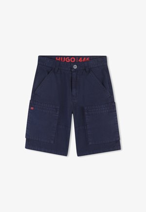 Donkerblauwe short van stof, voorzien van een knoopsluiting, twee steekzakken aan de voorkant en twee grote cargozakken. Rood logo op de tailleband.