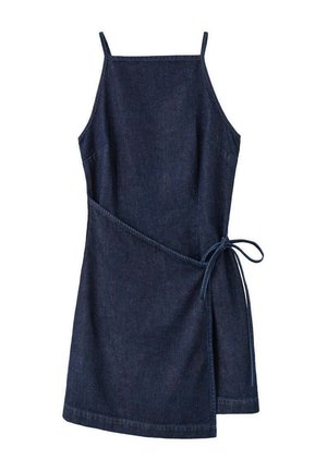 Robe portefeuille en denim bleu foncé avec fines bretelles et fermeture à nouer sur le côté droit, longueur genou et sans manches.