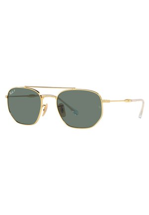 Occhiali da sole in metallo dorato con forma esagonale, lenti verde scuro, doppio ponte e supporti auricolari trasparenti per una vestibilità sicura.