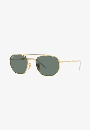 Occhiali da sole in metallo dorato con forma esagonale, lenti verde scuro, doppio ponte e supporti auricolari trasparenti per una vestibilità sicura.