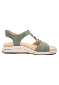 Groene suède sandaal met open teen, beige gevoerde zool, T-band met metalen accenten en gewatteerde hielband op witte achtergrond.