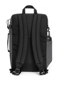 Černý a šedý batoh s polstrovanými popruhy, horním držadlem a bočním pouzdrem na láhev s vodou. Texturovaný design látky.