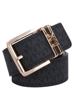 Ceinture de créateur noire avec boucle et passant dorés, arborant un motif subtil "MK" répétitif sur la sangle en cuir.