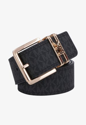 Ceinture de créateur noire avec boucle et passant dorés, arborant un motif subtil "MK" répétitif sur la sangle en cuir.