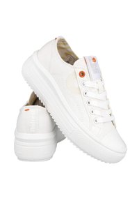 Zapatillas de lona blancas con una superficie texturizada, puntera redonda, suela de goma y un acento naranja en el talón. Presentan cordones en la parte delantera y un detalle de marca.