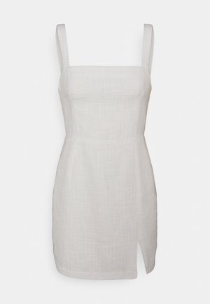 Biała mini sukienka bez rękawów z kwadratowym dekoltem, dopasowaną talią, subtelną fakturą materiału oraz niewielkim rozcięciem z przodu po lewej stronie.