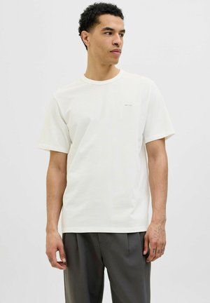 Weißes kurzärmliges T-Shirt aus weichem Material, mit rundem Halsausschnitt und einem kleinen, dezenten Logo auf der Brust. Lässige Passform.
