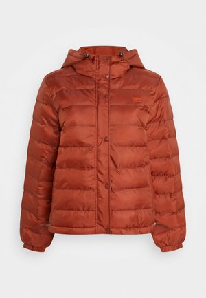 Jachetă puffer de culoare ruginită, cu glugă, nasturi snap pe față și manșete elastice, concepută pentru vreme rece.