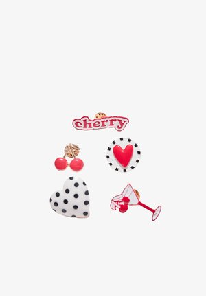 Pět smaltovaných odznaků: červený nápis "třešeň", dvě červené třešně, černobílé puntíkované srdce, červené srdce na bílém kruhu a koktejlová sklenice s třešní.