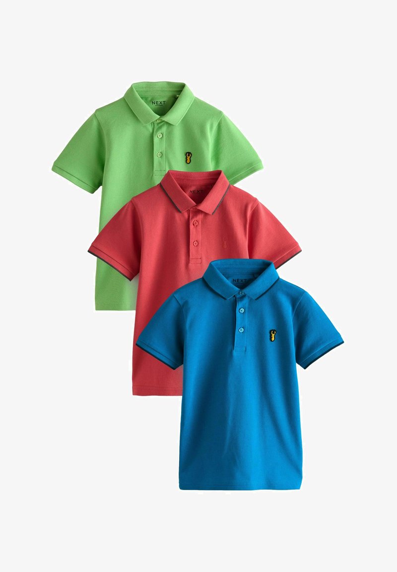 Trois polos à manches courtes en vert, rouge et bleu, chacun avec un col, des boutons et un petit logo brodé sur la poitrine.