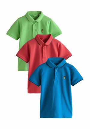 Tres camisetas polo de manga corta: una verde, una roja con ribetes oscuros y una azul, todas de algodón, con pequeños detalles bordados.