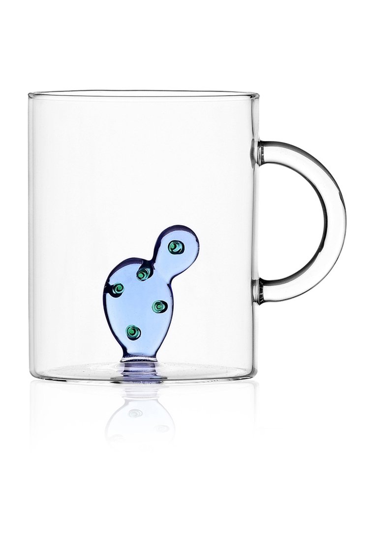 Bicchiere trasparente con manico curvo, con un accento blu a forma di cactus e puntini verdi incorporati.
