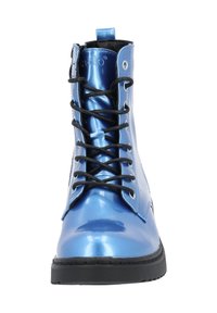 Botín de tobillo de charol azul con cordones negros, punta redonda y suela de goma negra en contraste. Presenta un logo cerca de la parte superior.