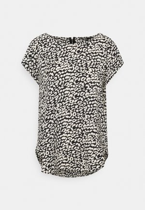 Blouse noire et blanche à manches courtes avec imprimé léopard abstrait et col rond sur fond uni.
