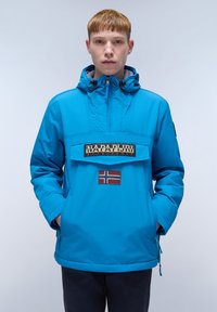 Giacca impermeabile blu con colletto alto, tasca frontale e un patch con la bandiera norvegese. Caratterizzata da una cerniera e cappuccio regolabile.