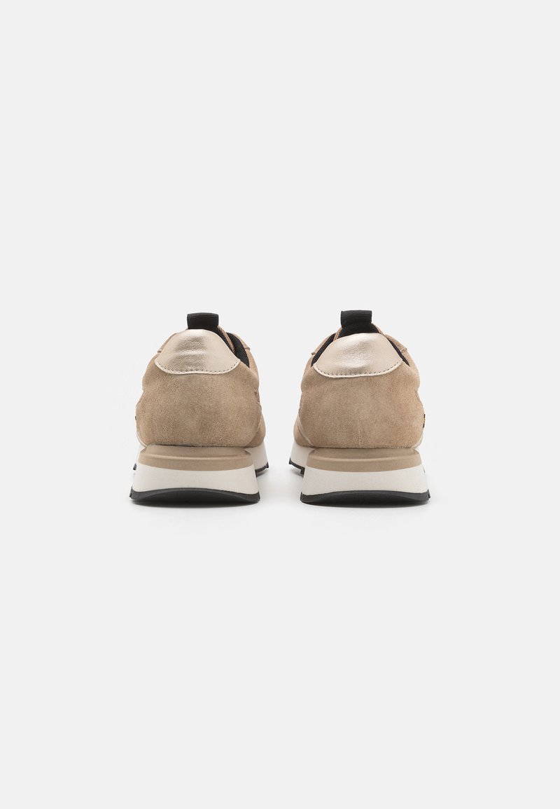 Beige Wildledersneaker mit glatten Lederdetails, ausgestattet mit einer schwarzen Fersenschlaufe und weißer Sohle. Gepolstertes Design mit strukturiertem Obermaterial.