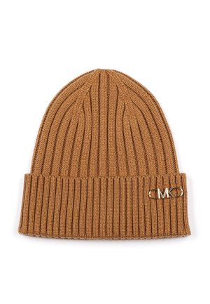 Bonnet en tricot côtelé marron avec revers plié et petite épingle logo en métal doré sur le côté droit du revers.